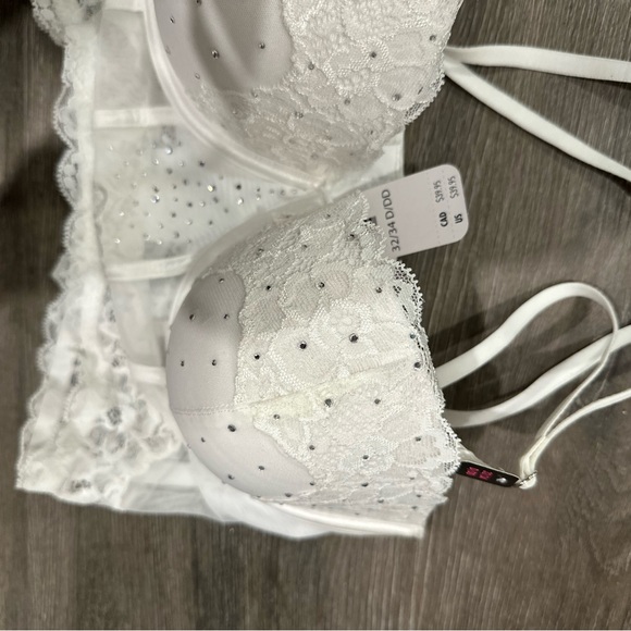 Elegant White Lace Bustier - Picture 2 of 2